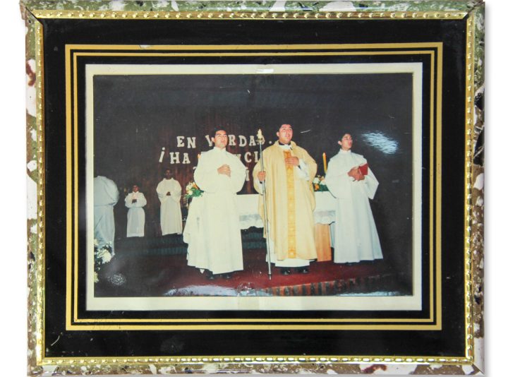 Sacerdote y asistentes , en altar